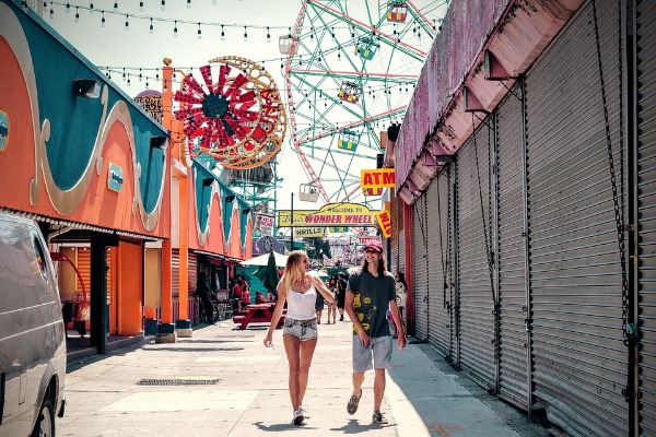 Parque de atracciones en pareja